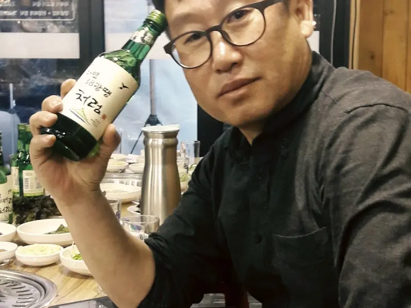 소주 한 잔 기울이는 손님