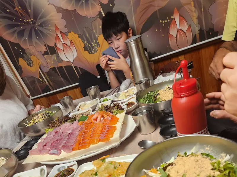 푸짐한 송어회 한 상