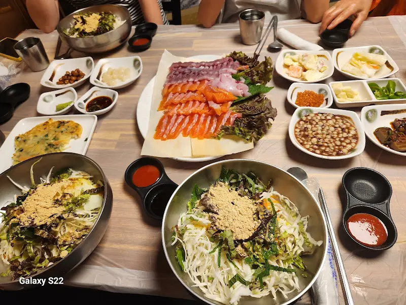 송어회와 곁들임 메뉴