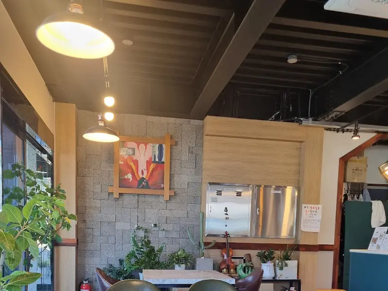 개진고로케 2층 카페 내부