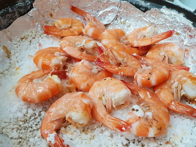 소금 위에 구워지는 새우