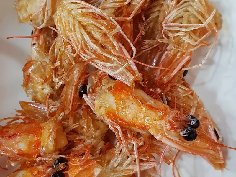 바삭하게 튀겨진 새우 머리