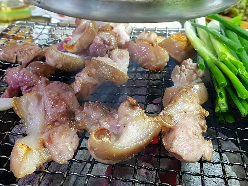 숯불 위에서 익어가는 돼지고기