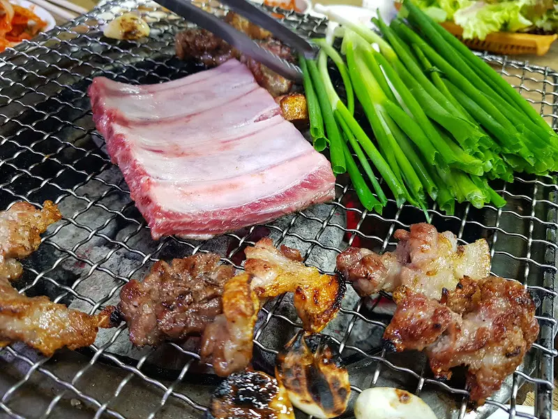 숯불과 고기, 그리고 파릇한 채소