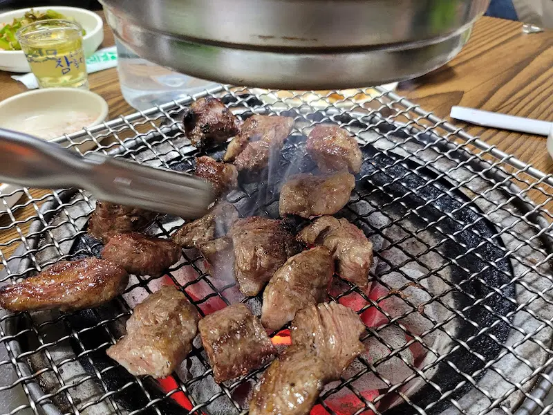 숯불 위에 익어가는 고기