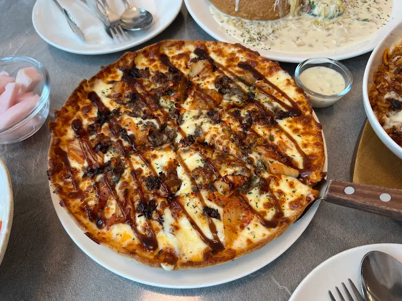 테이블 가득 차려진 음식들