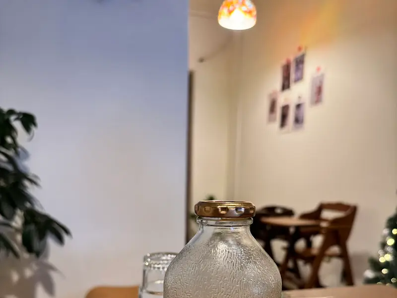 은은한 조명이 감도는 내부 인테리어