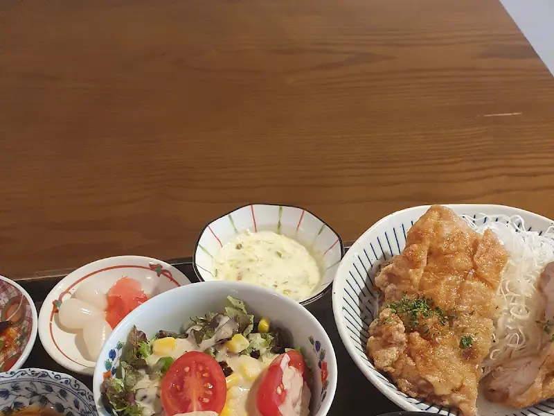 곁들임 메뉴와 샐러드 클로즈업