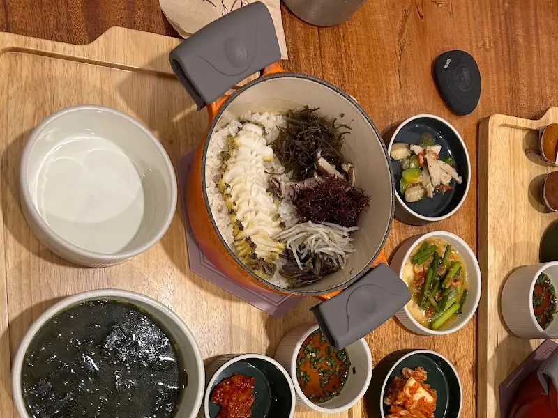 돌솥밥과 반찬들