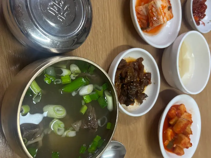 기본으로 제공되는 곰탕 국물과 밑반찬