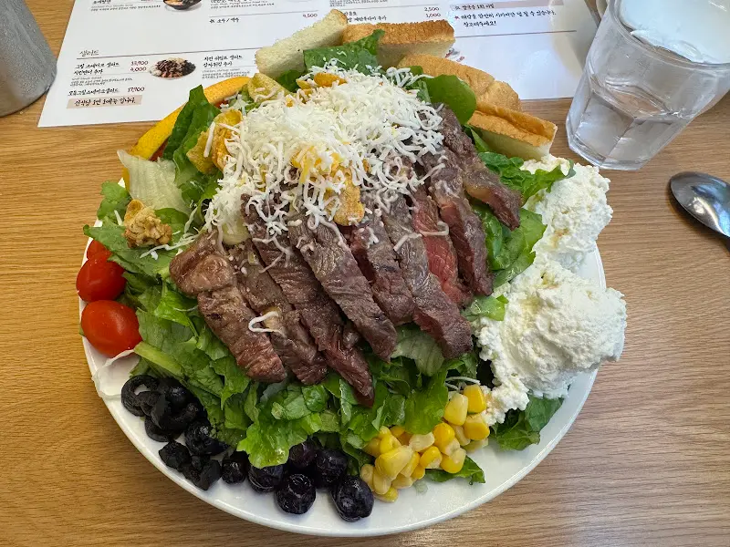 스테이크 샐러드 근접샷