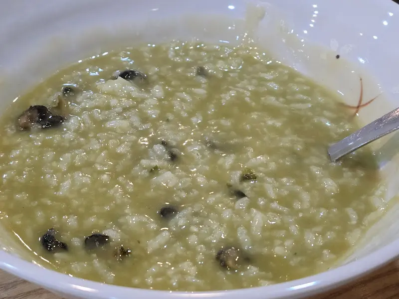 진한 녹색 빛깔이 인상적인 보말죽