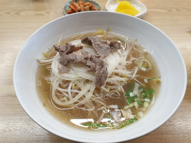 맑은 육수에 담긴 쌀국수