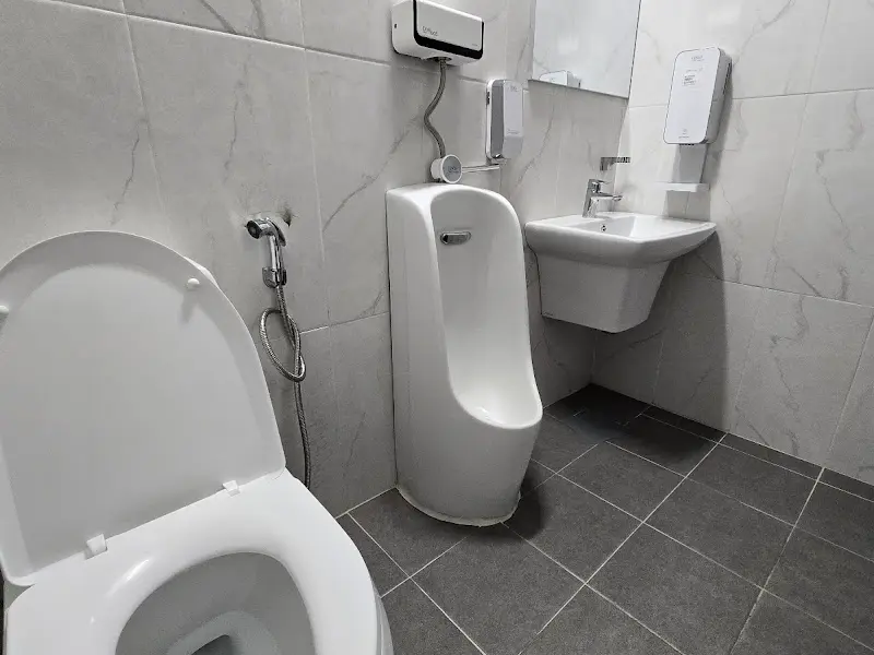 지금전통육개장 파주점 화장실 내부