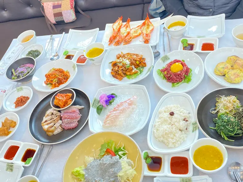 한상 가득 차려진 음식