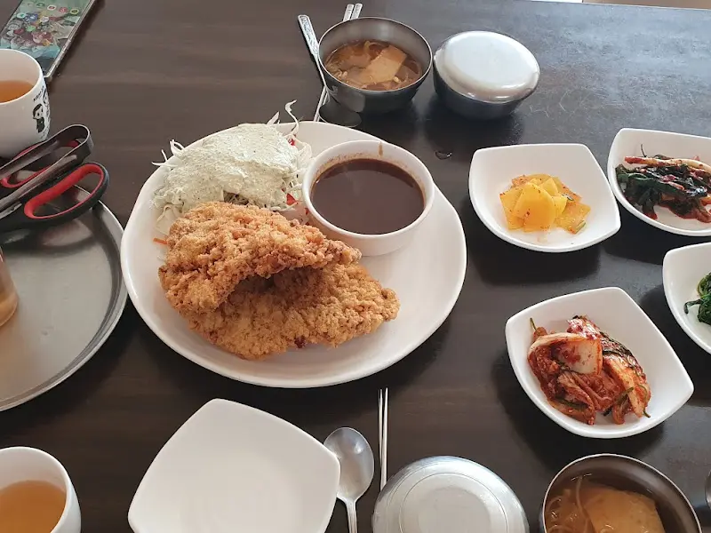 돈까스 한 상 차림