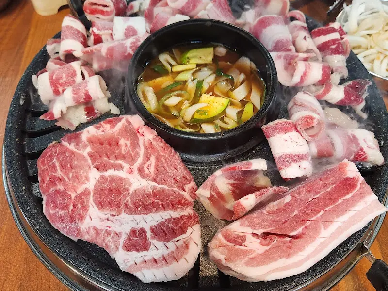 돼지궁뎅이의 푸짐한 고기 한 상