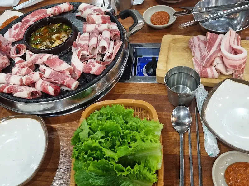 돼지궁뎅이의 푸짐한 한 상 차림