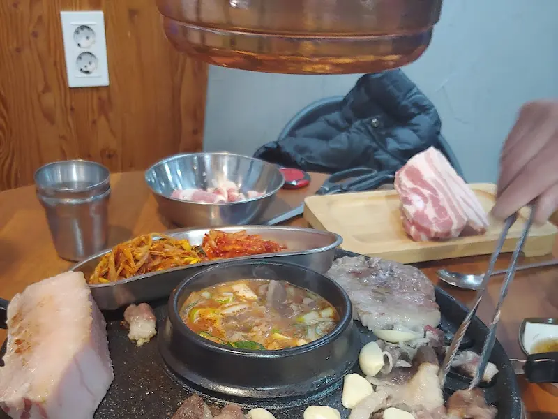 돼지궁뎅이의 숯불 화로