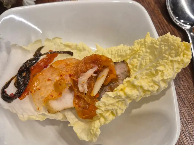 홍어삼합 한 입