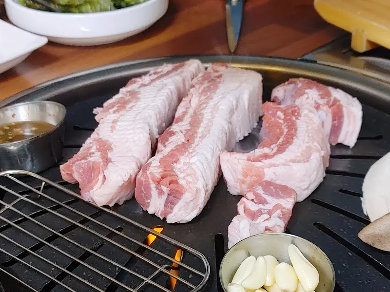 숯불 위에 올려진 삼겹살