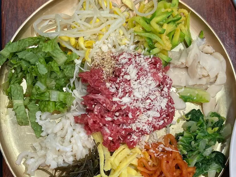 눈꽃 육회비빔밥의 아름다운 자태