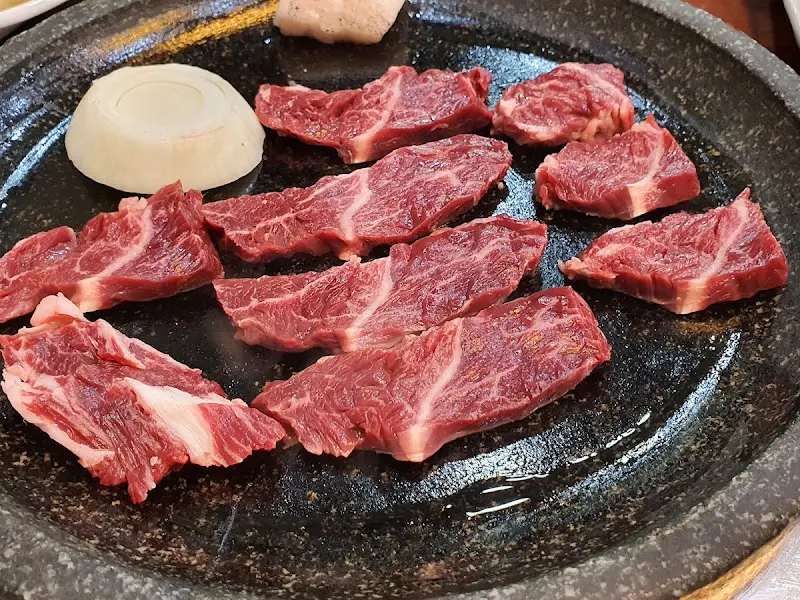 불판 위에서 익어가는 한우