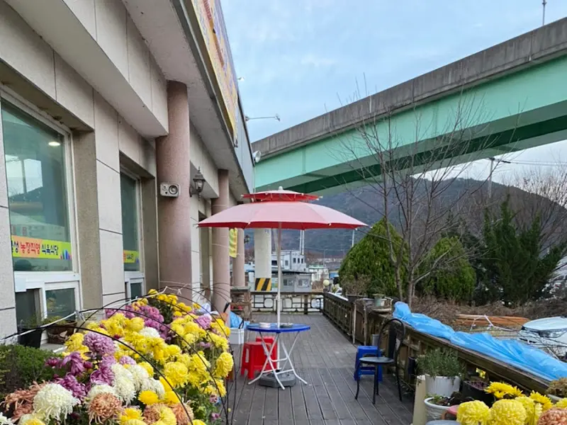 식당 입구의 화분들