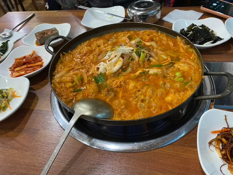 보글보글 끓는 소찌개
