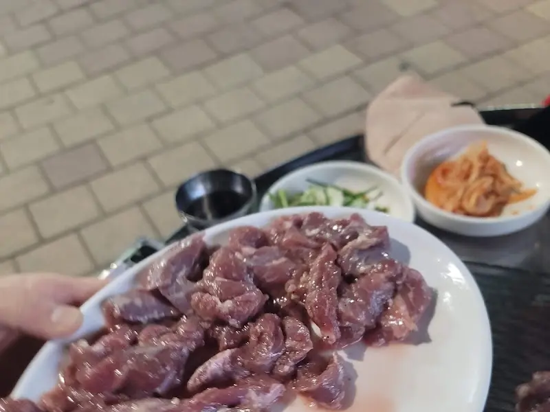 갈매기살과 함께 제공되는 밑반찬들