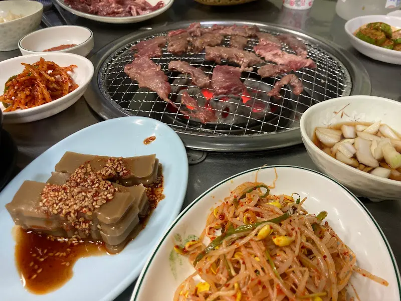 다양한 밑반찬과 함께 구워지는 갈매기살