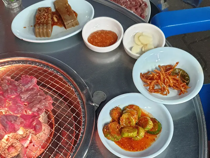 갈매기살과 함께 제공되는 소스들