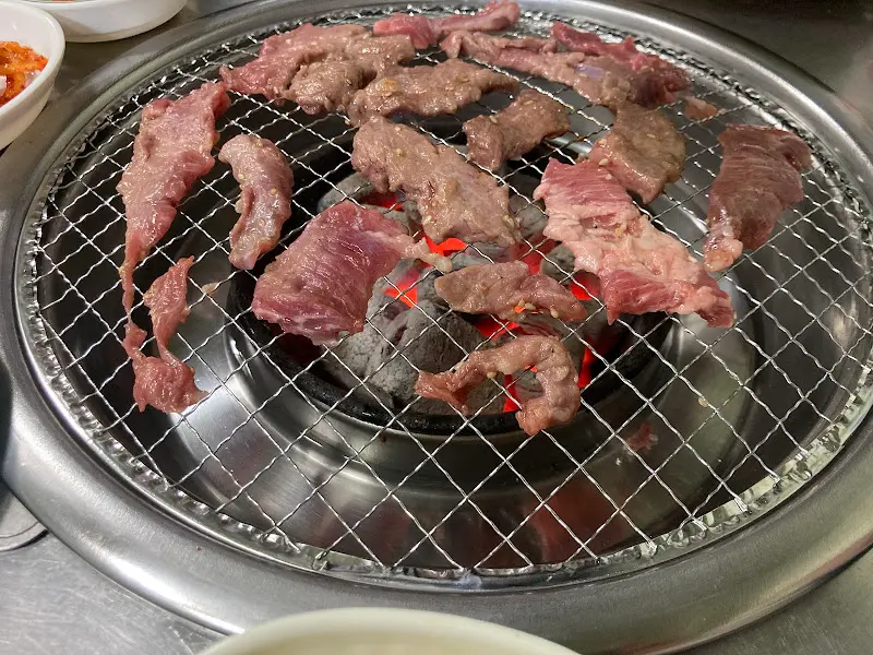 불판 위에 올려진 갈매기살
