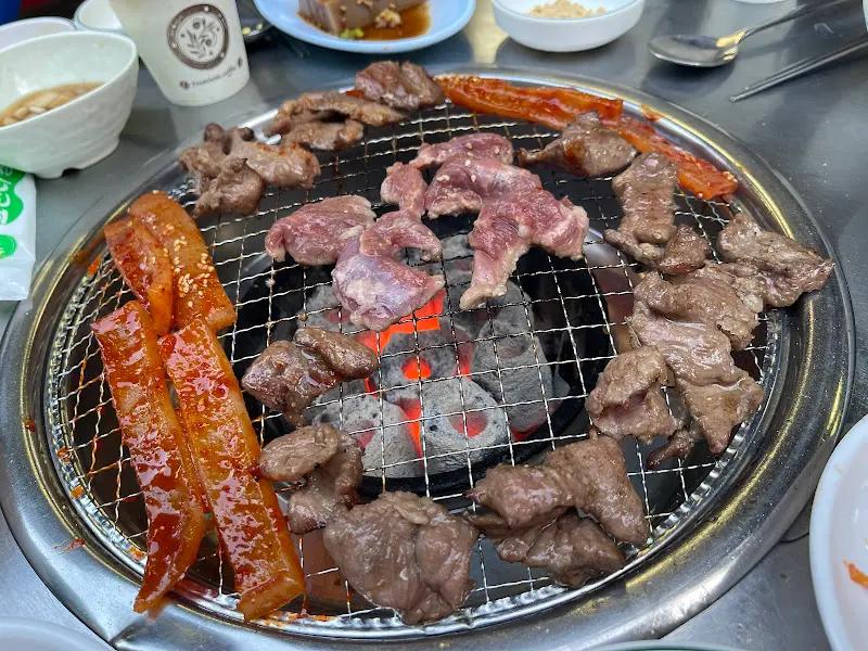 갈매기살과 껍데기를 함께 구워 먹는 모습