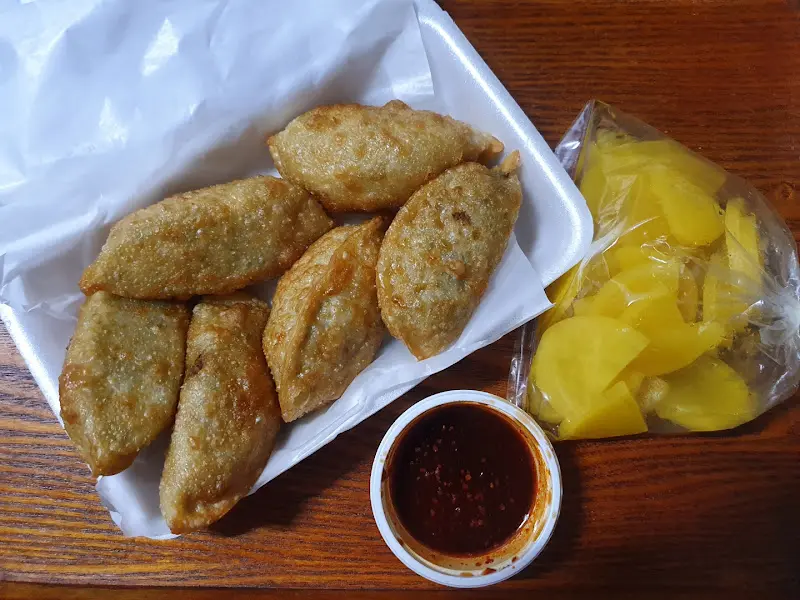 갓 튀겨져 나온 꾼만두 한 상