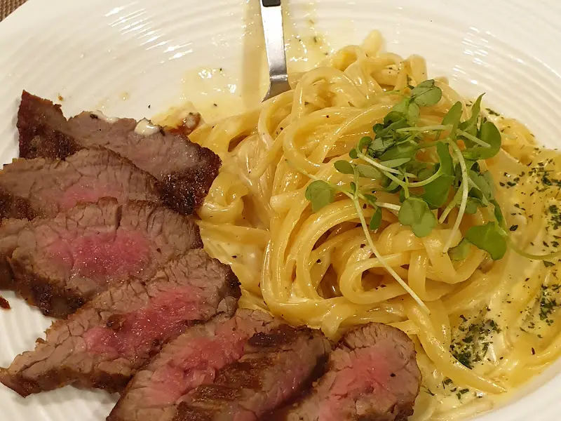 살치살 스테이크 파스타 근접샷