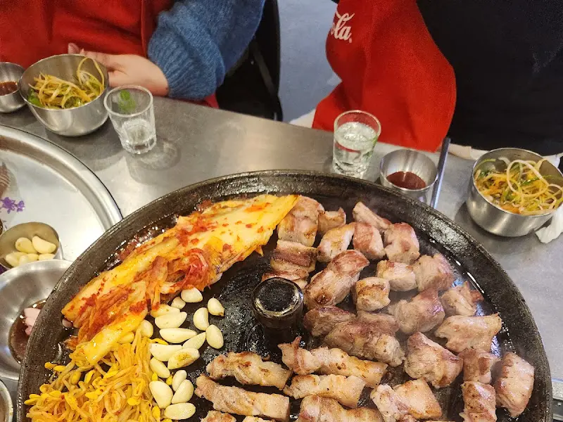 테이블 위에 가지런히 놓인 다양한 소스와 밑반찬