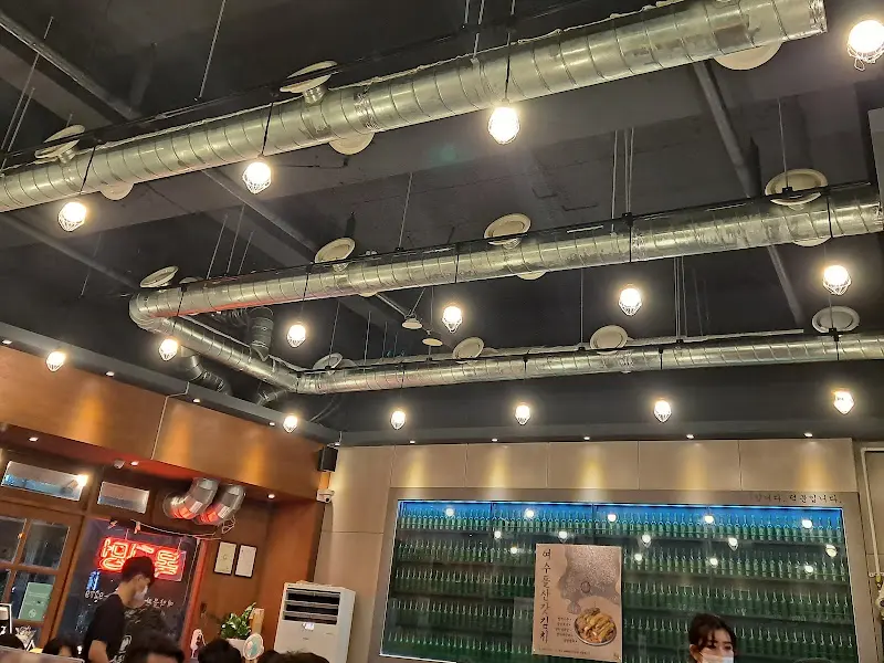 목구멍 식당 내부 천장의 모습