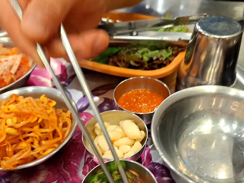 테이블 위에 놓인 다양한 소스