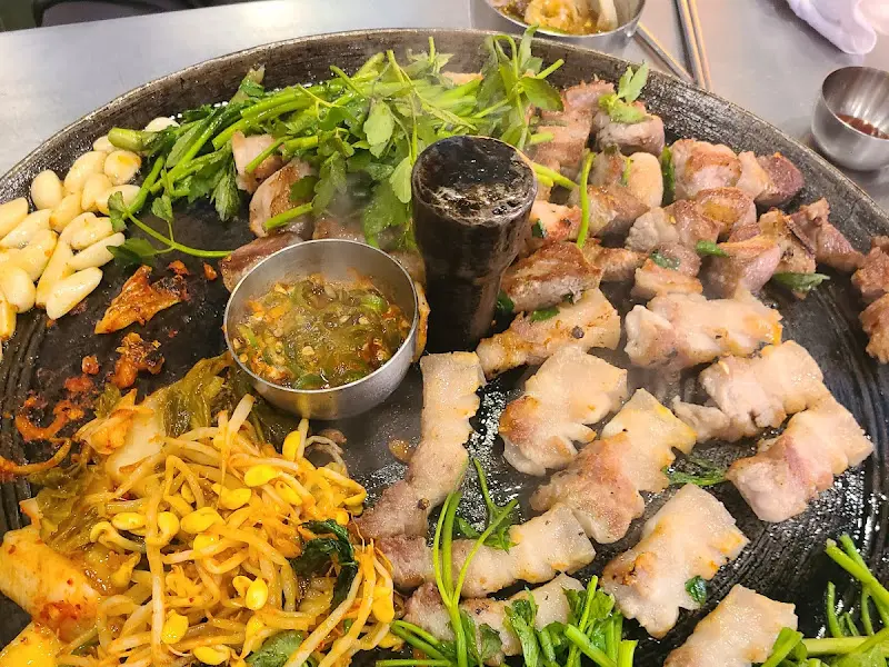 미나리와 삼겹살을 함께 구워 먹는 모습