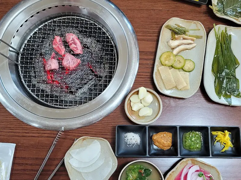 숯불과 밑반찬 세팅