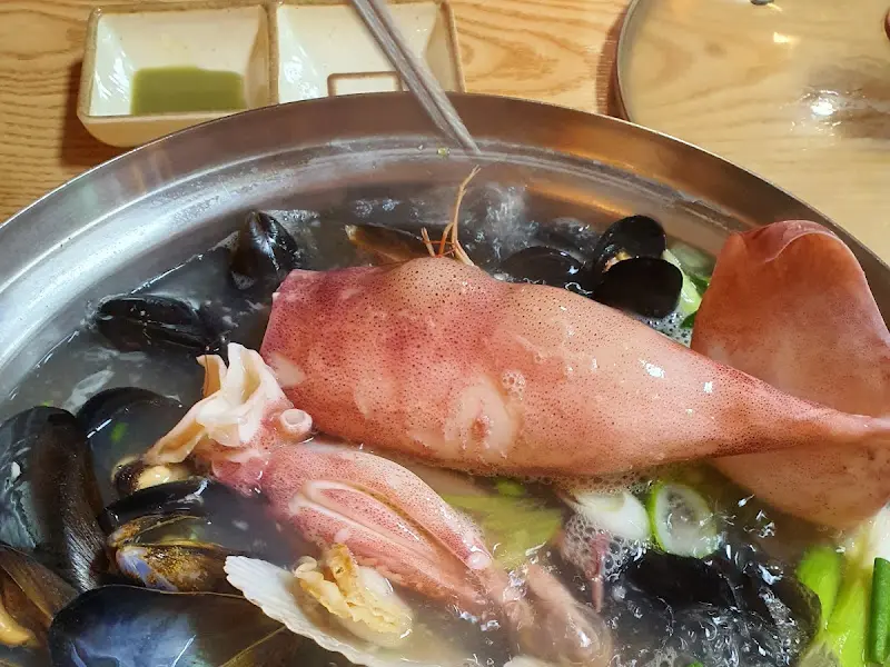 해물칼국수 속 오징어