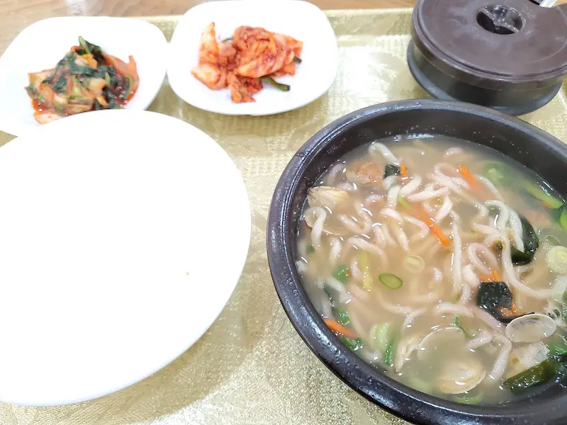 들깨칼국수와 김치