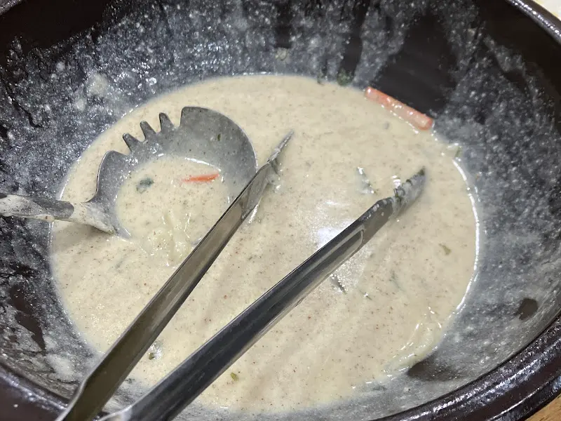 깨끗하게 비워진 들깨칼제비 뚝배기