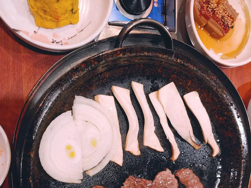 돌판 위 버섯과 양파