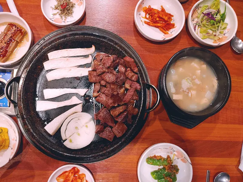 다양한 밑반찬과 소갈비살