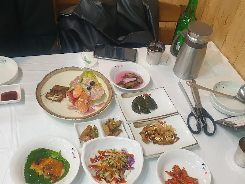 다양한 츠키다시와 전복 요리 한 상 차림 사진