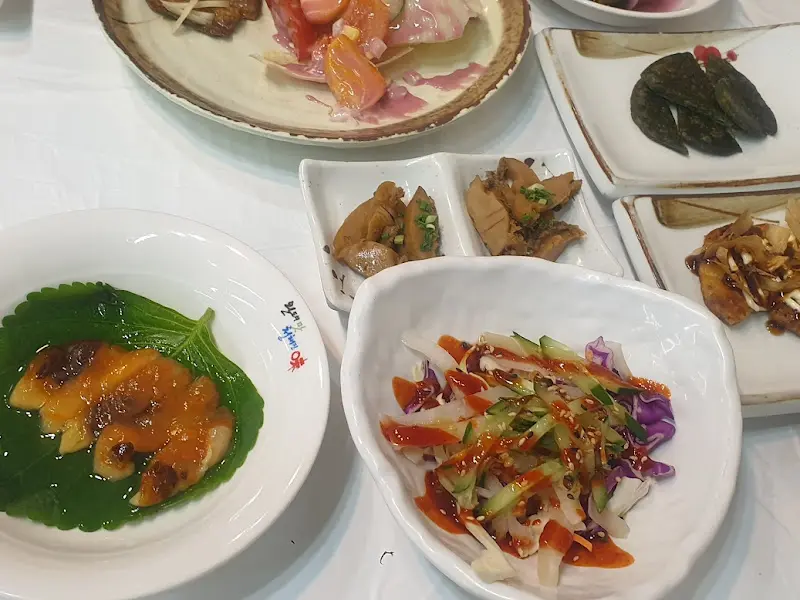 전복, 해초, 채소가 어우러진 츠키다시 사진