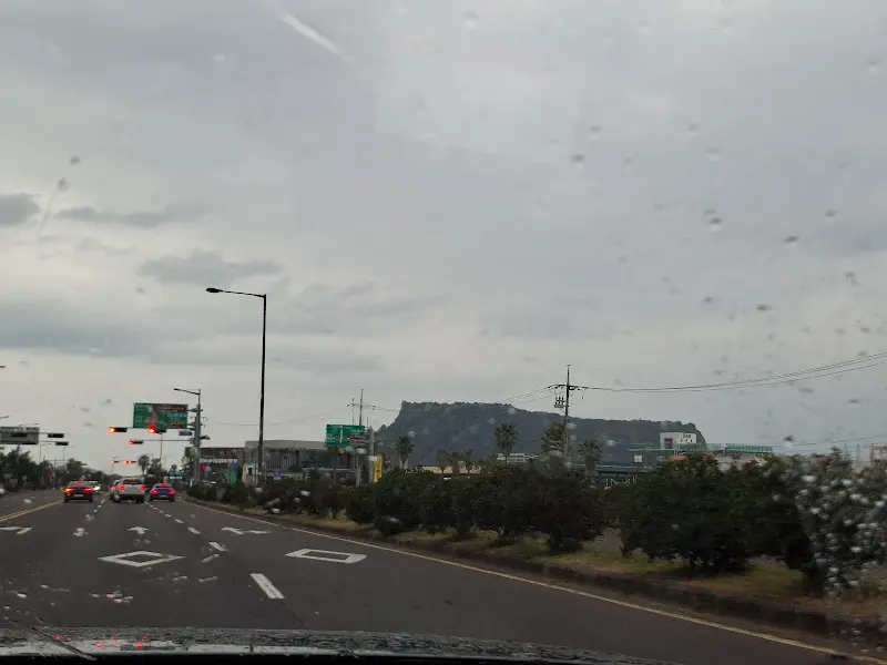 성산일출봉으로 향하는 길