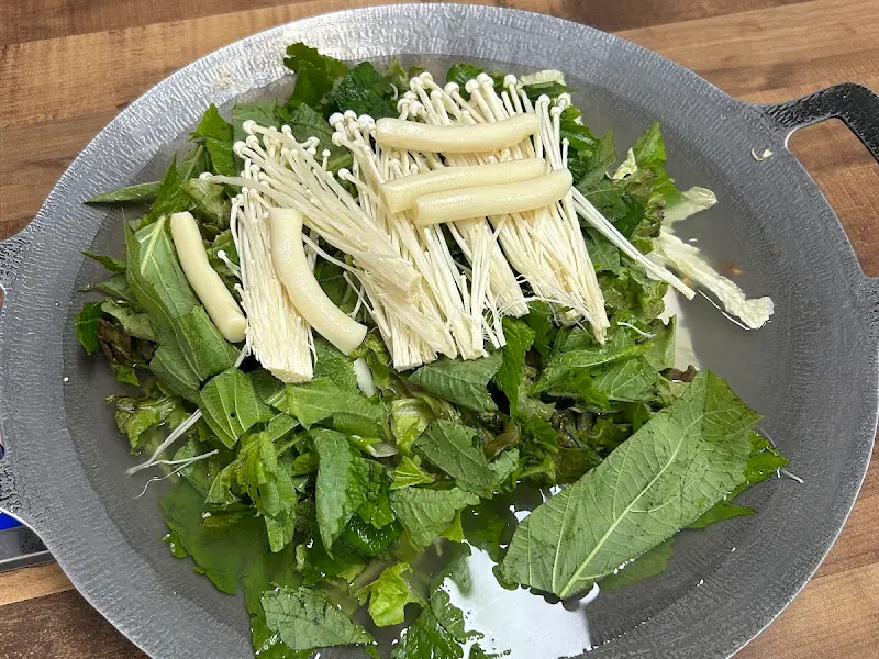 싱싱한 채소가 듬뿍 올려진 물닭갈비